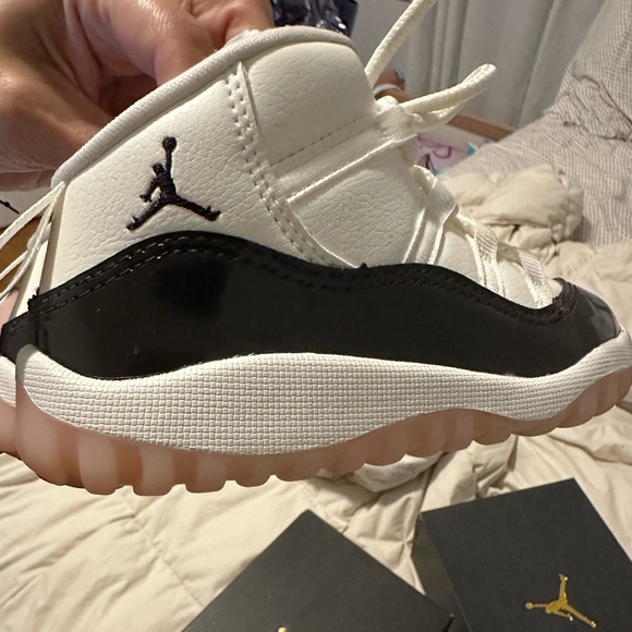 Toddler jordan 11 Neapolitan size 10 - Picture 8 of 9